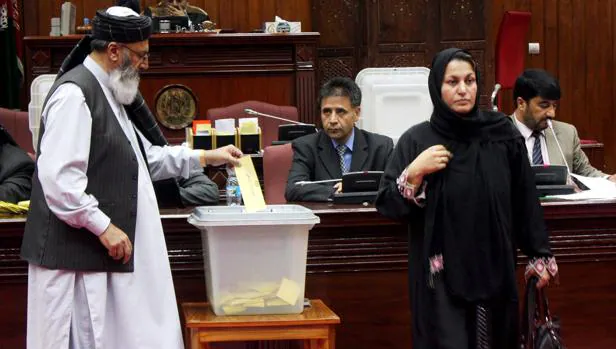 Un diputado afgano deposita su voto para los siete ministros propuestos por el presidente afgano, Hamir Karzai
