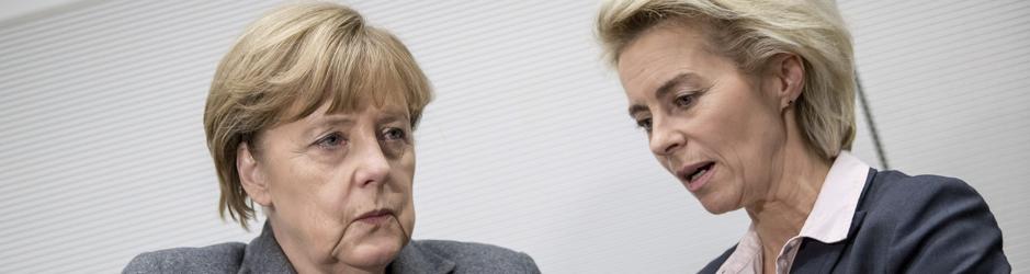 La ministra de Defensa alemana Von der Leyen con la canciller Merkel