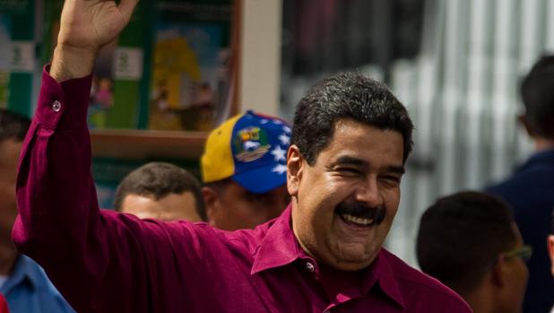 El presidente de Venezuela, Nicolás Maduro (c), saluda a seguidores durante un acto de gobierno