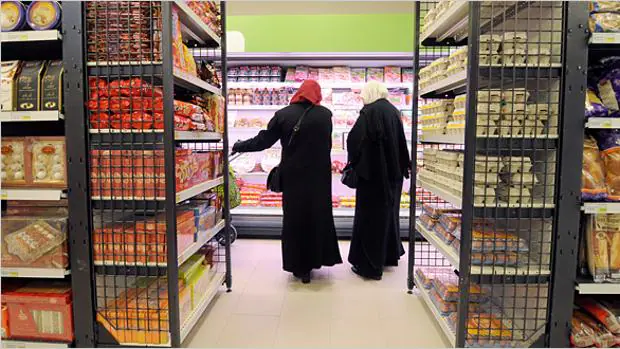 Dos musulmanas en un supermercado «halal» del barrio parisino de Nanterre