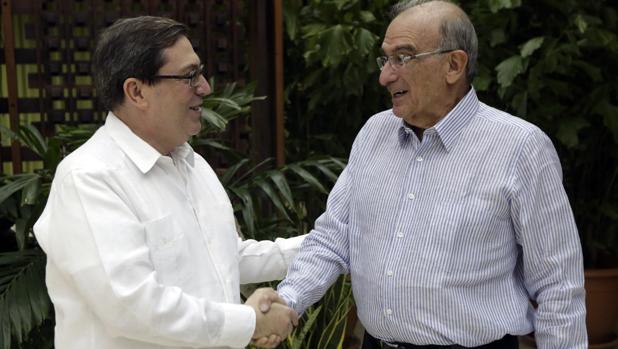 El jefe negociador del Gobierno, Humberto de la Calle (derecha), con el canciller cubano, Bruno Rodríguez, el pasado sábado en La Habana tras el anuncio del nuevo acuerdo de paz con las FARC