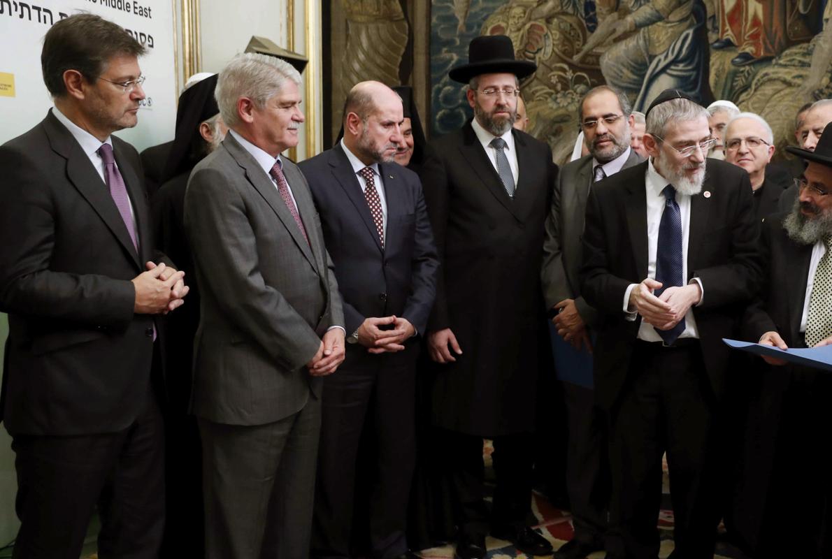 Los ministros de Justicia, Rafael Catalá (i), y Asuntos Exteriores, Alfonso Dastis (2i), reciben a los líderes religiosos participantes en la cumbre por la paz en Oriente Medio que se celebra en Alicante