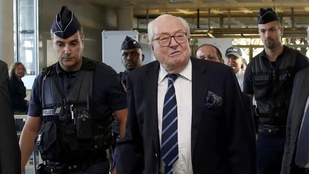 El fundador de Frente Nacional, Jean-Marie Le Pen, este jueves durante su llegada al tribunal de Nanterre, cerca de París