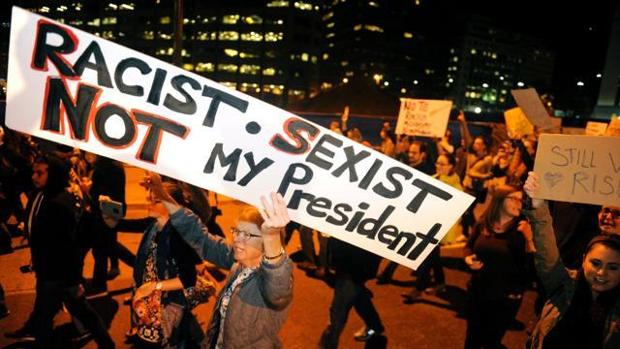 Imagen de una manifestación en Denver, Colorado, contra Trump tras haber sido este elegido presidente