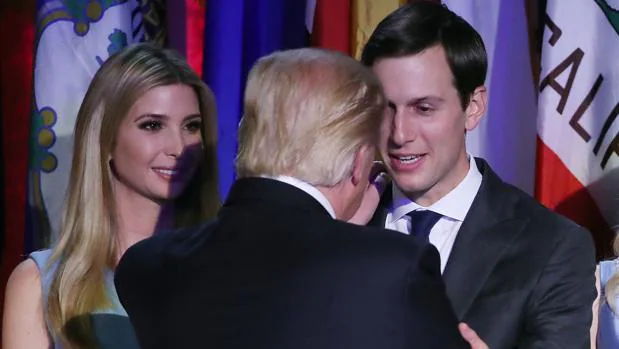 Donald Trump abraza a su yerno Jared Kushner (d), delante de su hija Ivanka, tras su victoria electoral el pasado 8 de noviembre en Nueva York