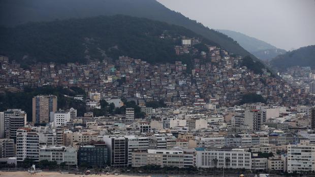 Imágenes de una favela desde la playa de Copacabana