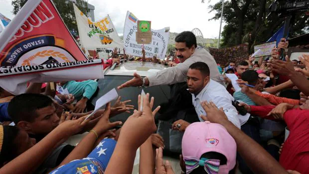 Nicolás Maduro, rodeado de partidarios del régimen venezolano
