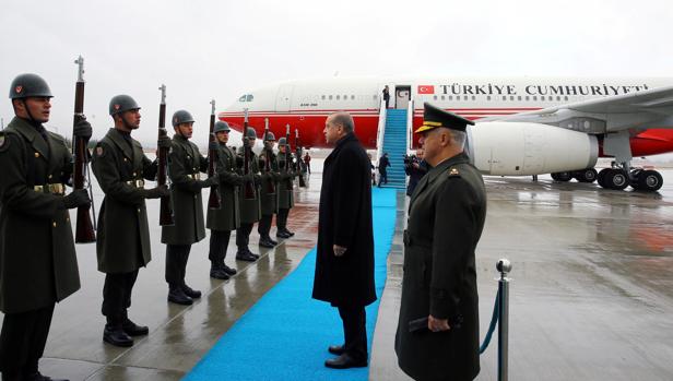 Ertdogan pasa revista a la guardia de honor en el aeropuerto de Ankara