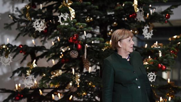 La canciller Merkel, junto a un árbol de Navidad en la Cancillería en Berlín