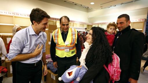 El primer ministro de Canadá, Justin Trudeau, da la bienvenida a una familia siria, en el aeropuerto de Toronto