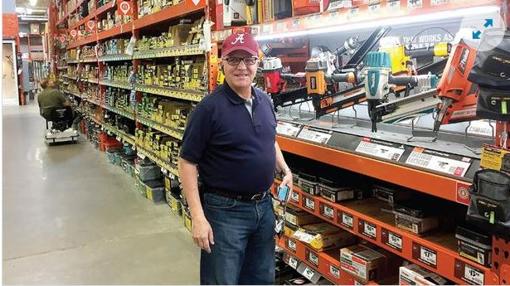 Gustavo Díaz, cocreador del portal, en un Home Depot de Alabama