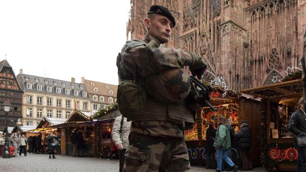 Soldados franceses en el mercado de Navidad de Estrasburgo