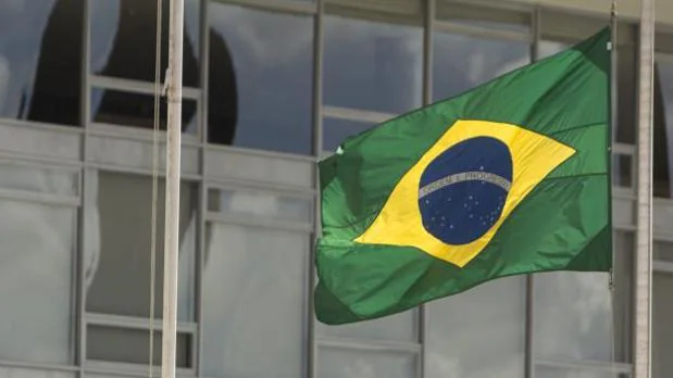 Vista de la bandera de Brasil a media asta, en el Palacio de Planalto, en Brasilia (Brasil)