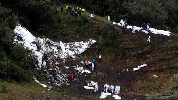 Vista general de las labores de rescate en el avión boliviano accidentado en el municipio de La Ceja, departamento de Antioquia