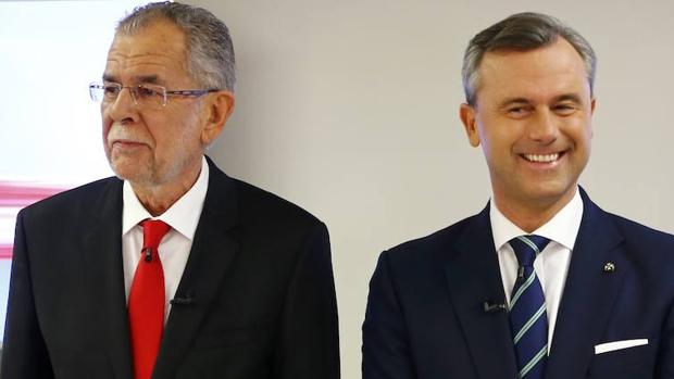El candidato ecologista a la presidencia de Austria, Van der Bellen, junto a su rival de extrema derecha, Norbert Hofer