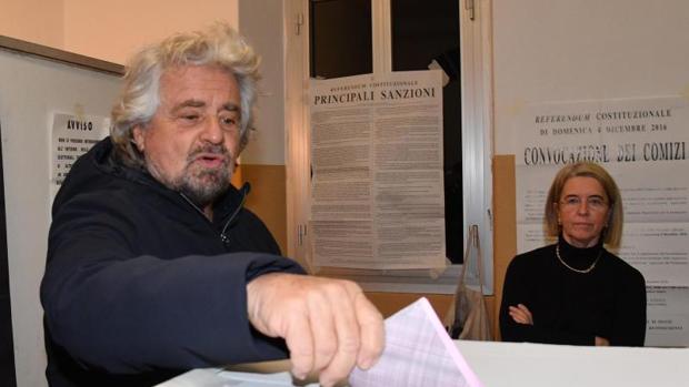 Beppe Grillo ha acudido hoy a votar en Génova (Italia) sobre la reforma constitucional