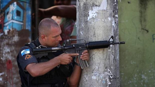 Un miembro de la Policía Militar en una favela de Río de Janeiro