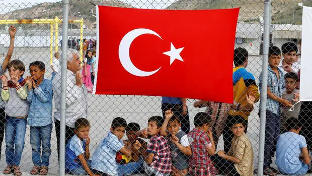 Refugiados esperan la llegada de funcionarios al campo de Nizip, cerca de Gaziantep