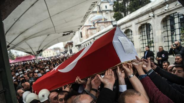 Entierro de uno de los policías asesinados en el atentado de Estambul