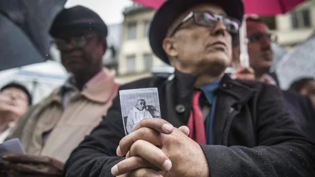 Un hombre sostiene una fotografía del cura asesinado Jacques Hamel durante su funeral en la Catedral de Ruán, Francia