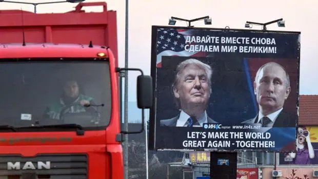 Un cartel de un partido proserbio muestra la imagen del presidente electo de Estados Unidos Donald Trump y el presidente de Rusia Vladimir Putin en Danilovgrad (Montenegro)