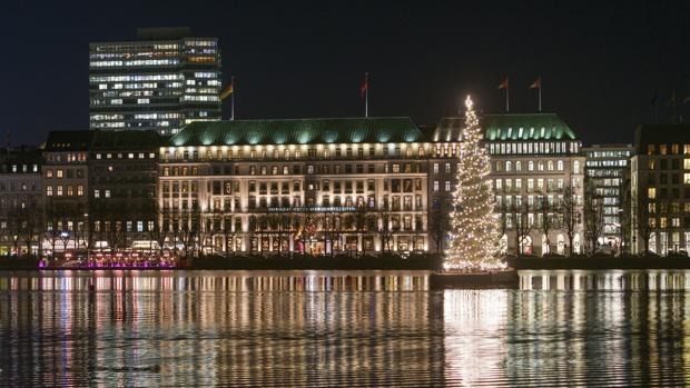 El abeto Alster decora con más de cien luces el Lago Inner Alster en Hamburgo