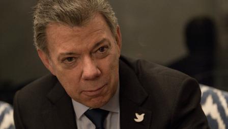 Frente a las acusaciones de sus oponentes, Santos afirma que «si hay alguien que ha sido anticomunista y combatido el modelo llamado "castrochavista" he sido yo»