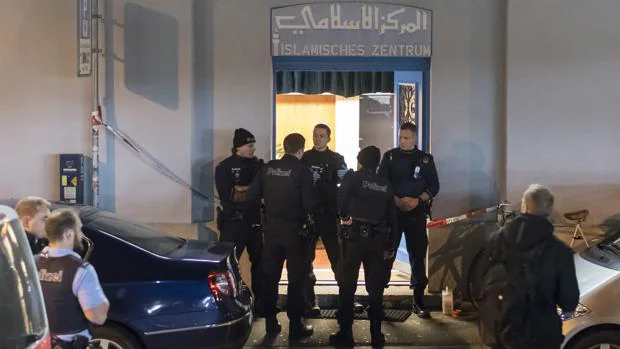 Policías vigilaban este lunes el centro islámico de Zúrich en que se produjo el tiroteo