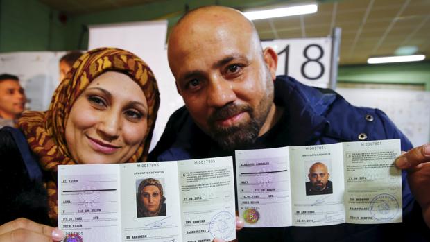 Un matrimonio sirio muestra el primer documento alemán para obtener el estatus de refugiado REUTERS