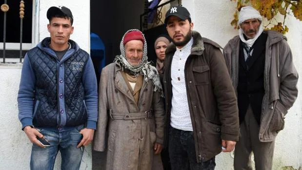 Mustapha Amri, segundo por la izquierda, el padre del sospechoso del atentado de Berlín, junto a sus otros hijos, Walid (izqda.) y Hanan (dcha.)