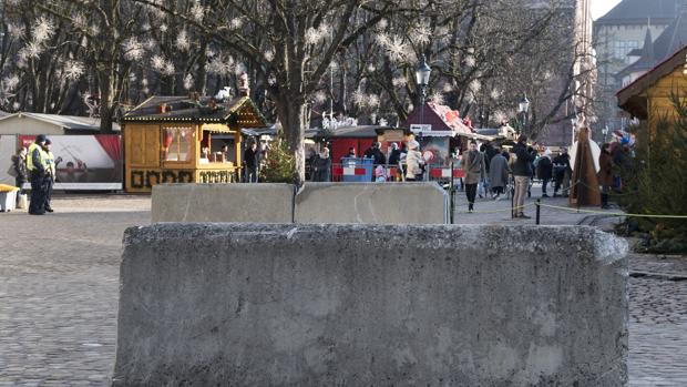 Bloques de hormigón en los accesos a un mercadillo navideño en Berlín