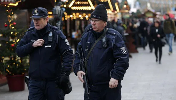 Agentes alemanes patrullan un mercado navideño en Berlín