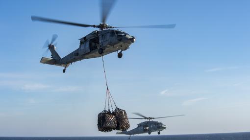 Helicóptero MH-60 S del portaaviones «Eisenhower»