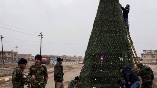 Un enorme árbol de Navidad en el centro de Bagdad para plantar cara al Daesh