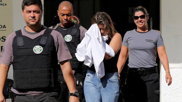 La brasileña Françoise Amiridis, viuda del embajador asesinado, es escoltada por la policía