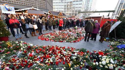 Velas y flores en el mercadillo navideño de la plaza Breitscheidplatz, en Berlín, escenario del atentado terrorista del pasado 19 de diciembre