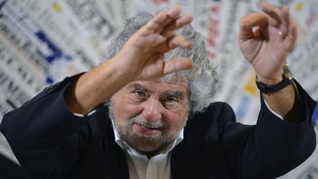 Giro espectacular del cómico Beppe Grillo para salvar a la alcaldesa de Roma