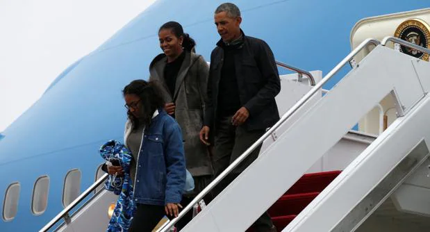 Barack Obama y su familia, a su regreso este lunes de sus vacaciones en Hawai