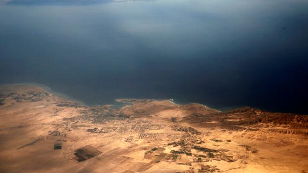 Vista aérea de las disputadas islas de Tirán y Sanafir