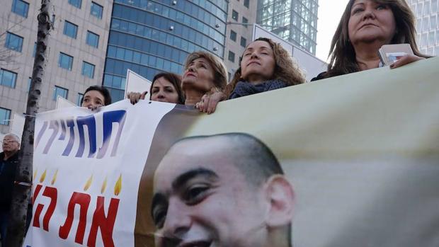 El soldado israelí Elor Azaria (c) espera junto a su familia a la lectura de la sentecia durante su juicio por disparar y matar a un atacante palestino reducido e inmovilizado