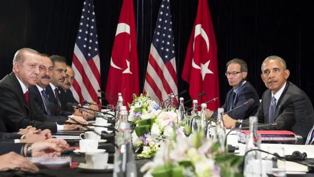 El presidente Obama (d) y su homólogo turco, Recep Tayyip Erdogan (i), durante una reunión bilateral en el marco de la cumbre del G20 celebrada en Hangzhou (China)