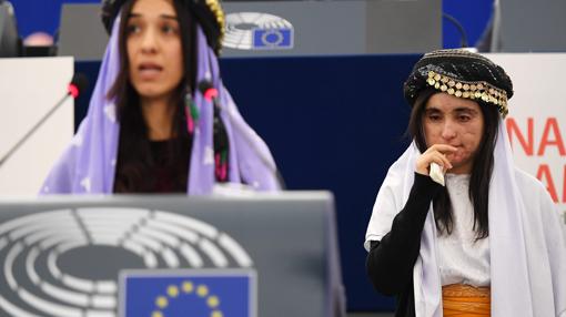 Nadia Murad y Lamiya Aji el pasado 13 de diciembre en la sede del Parlamento Europeo en Estrasburgo, donde recibieron el premio Sájarov 2016