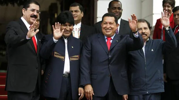 Reunión de presidentes en 2008. Evo Morales y Daniel Ortega flanquean a Hugo Chávez.