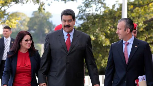 Maduro, en el centro, junto a su pareja, Cilia Flores, y su nuevo vicepresidente, Tareck El Aissami, en un acto en Caracas