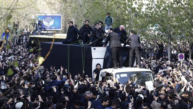 Varios hombres custodian el féretro de Rafsanyaní trasladado sobre un camión durante su funeral en Teherán (Irán)