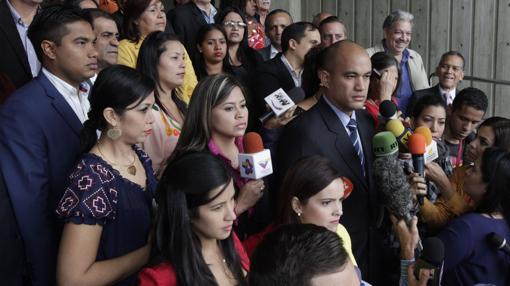 El diputado oficialista Héctor Rodríguez se dirige a los medios tras presentar un recurso ante el Supremo contra la decisión de la Asamblea Nacional de destituir a Maduro