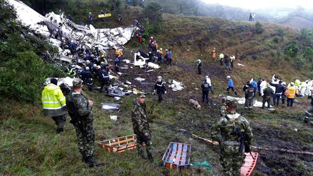 Restos del avión siniestrado en Medellín, donde viajaba el equipo de fútbol del Chapecoense