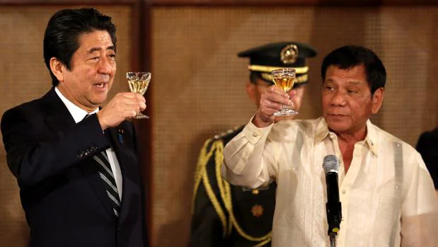 Rodrigo Duterte y Shinzo Abe brindan durante una cena oficial