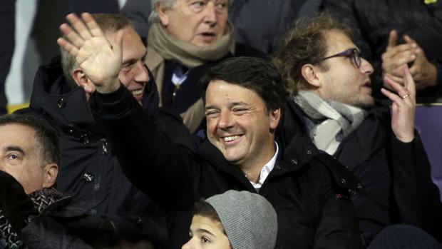 El exprimer ministro italiano Matteo Renzi el domingo pasado durante un partido de la Fiorentina contra la Juventus en el estadio Artemio Franchi, en Florencia