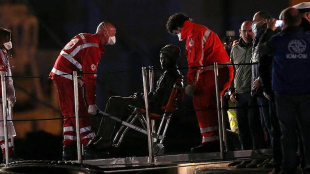 La Cruz Roja atiende a un inmigrante que sobrevivió a un naufragio en el Mediterráneo en 2015